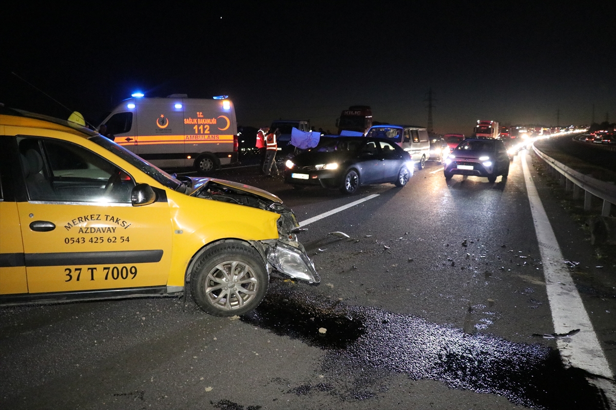 Bolu'da kaza yapan iki araç, emniyet şeridindeki tamirciye çarptı