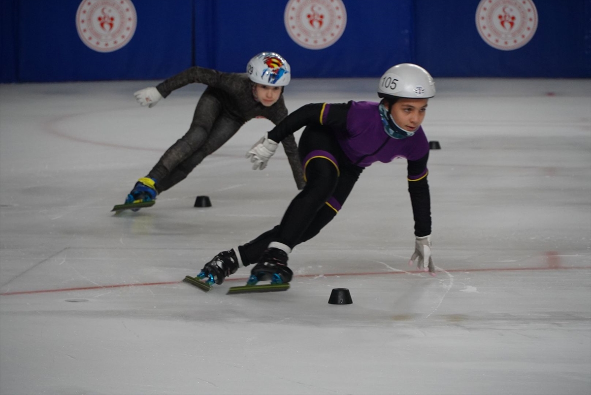 Buz Pateni Short Track Federasyon Kupası-3 müsabakaları, Kocaeli'de başladı