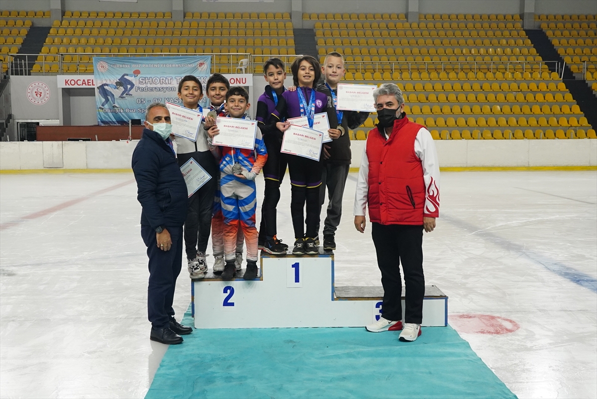 Buz Pateni Short Track Federasyon Kupası-3 müsabakaları, Kocaeli'de yapıldı