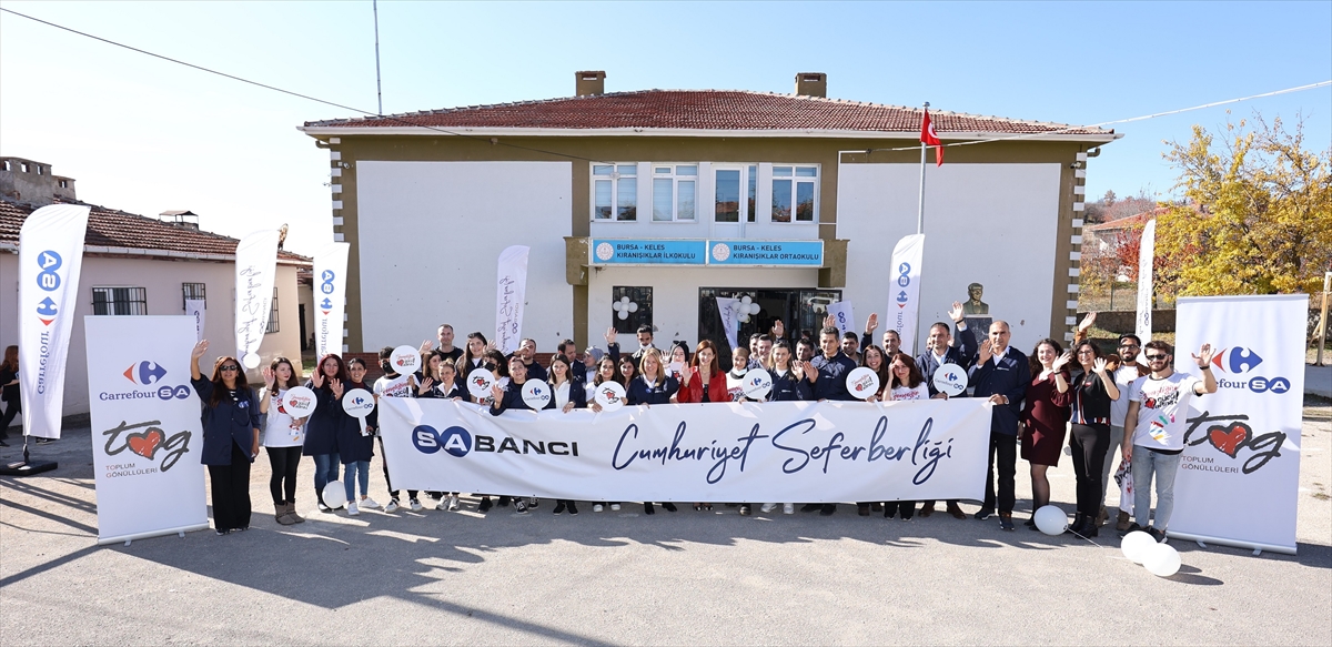 CarrefourSA çalışanlarından ihtiyaç sahibi okula kırtasiye ve bilgisayar desteği