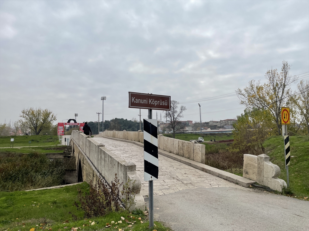 Edirne'de tarihi köprünün yakınına çelik konstrüksiyon yaya köprüsü yapılıyor