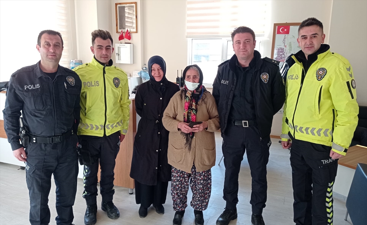 Erzincan'da vatandaşın şadırvanda bulduğu 9 bin 800 lira sahibine ulaştırıldı