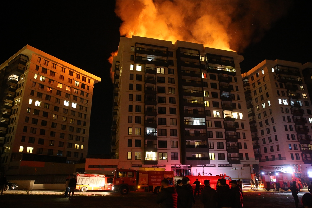 Eskişehir'de apartman görevlisince çıkarıldığı iddia edilen yangın söndürüldü