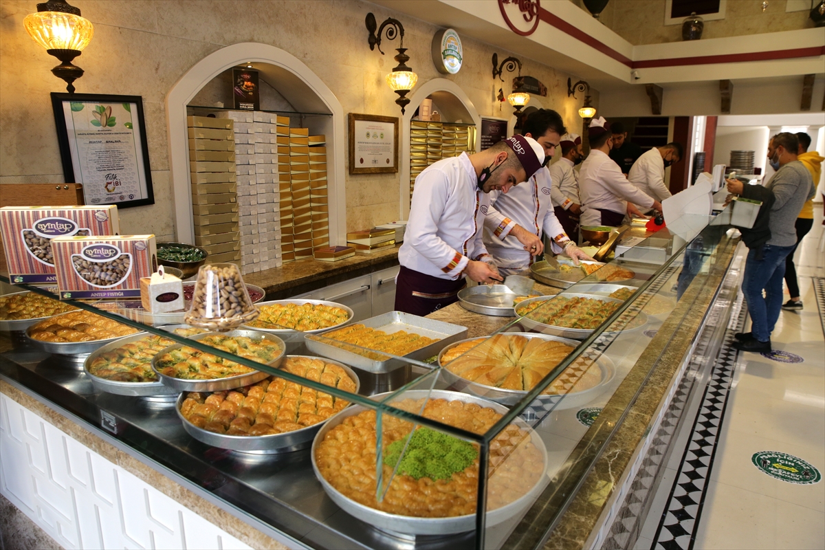 Gaziantepli baklavacılar gelenekselcilikten vazgeçmiyor