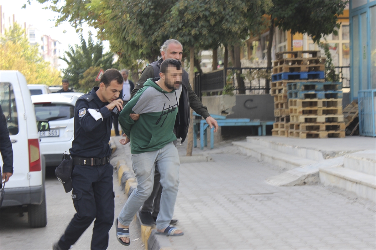 Gaziantep'te ailesini silahla rehin alan kişiyi evin balkonuna itfaiye merdiveniyle çıkan polis ikna etti