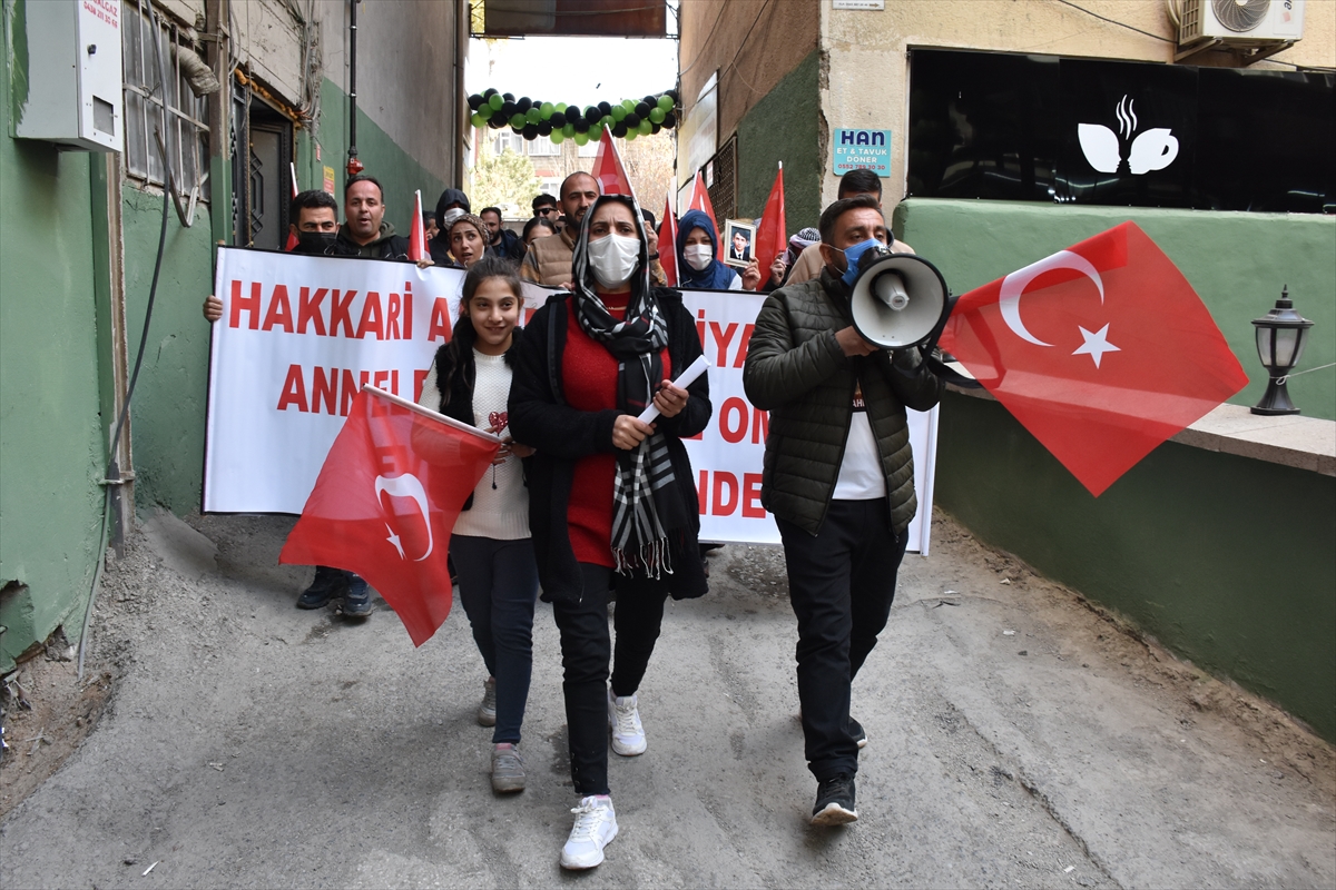 Hakkari'de çocukları dağa kaçırılan aileler HDP önünde eylem yaptı