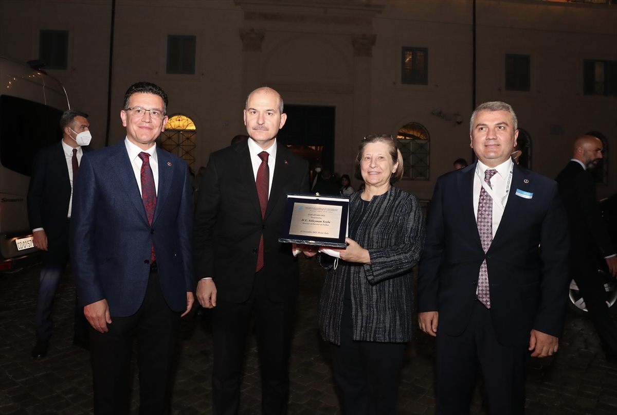 İçişleri Bakanı Soylu, Akdeniz Parlamenterler Asamblesi'nin KADES'e verdiği ödülü aldı: