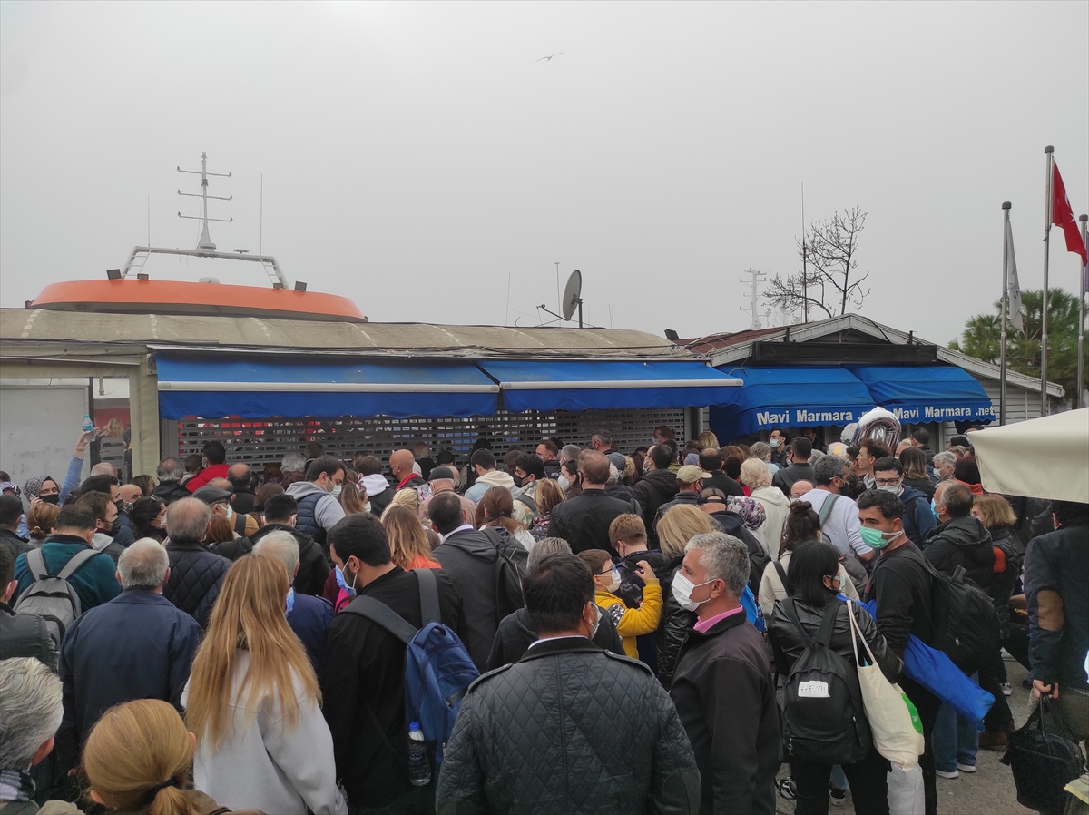 İstanbul'da etkili olan sis deniz ulaşımını olumsuz etkiliyor