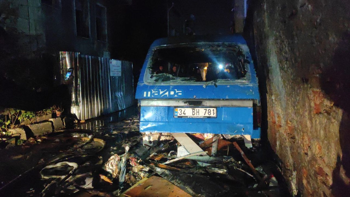 İstanbul'da park halindeki panelvan yandı