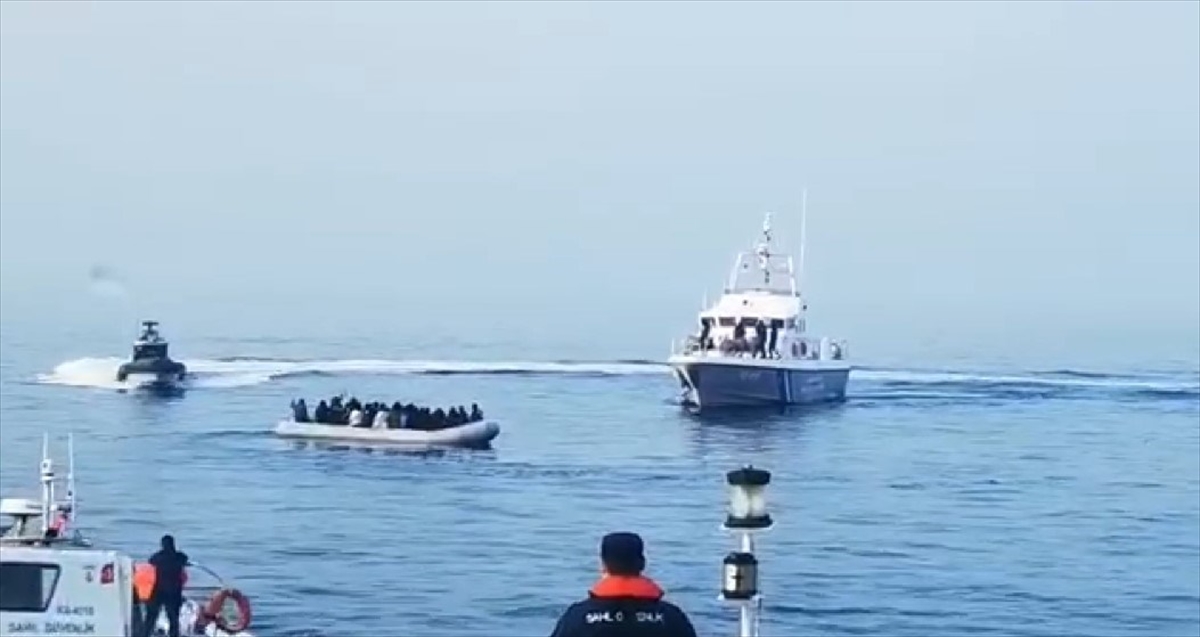 İzmir açıklarında Türk kara sularına itilen 75 düzensiz göçmen kurtarıldı