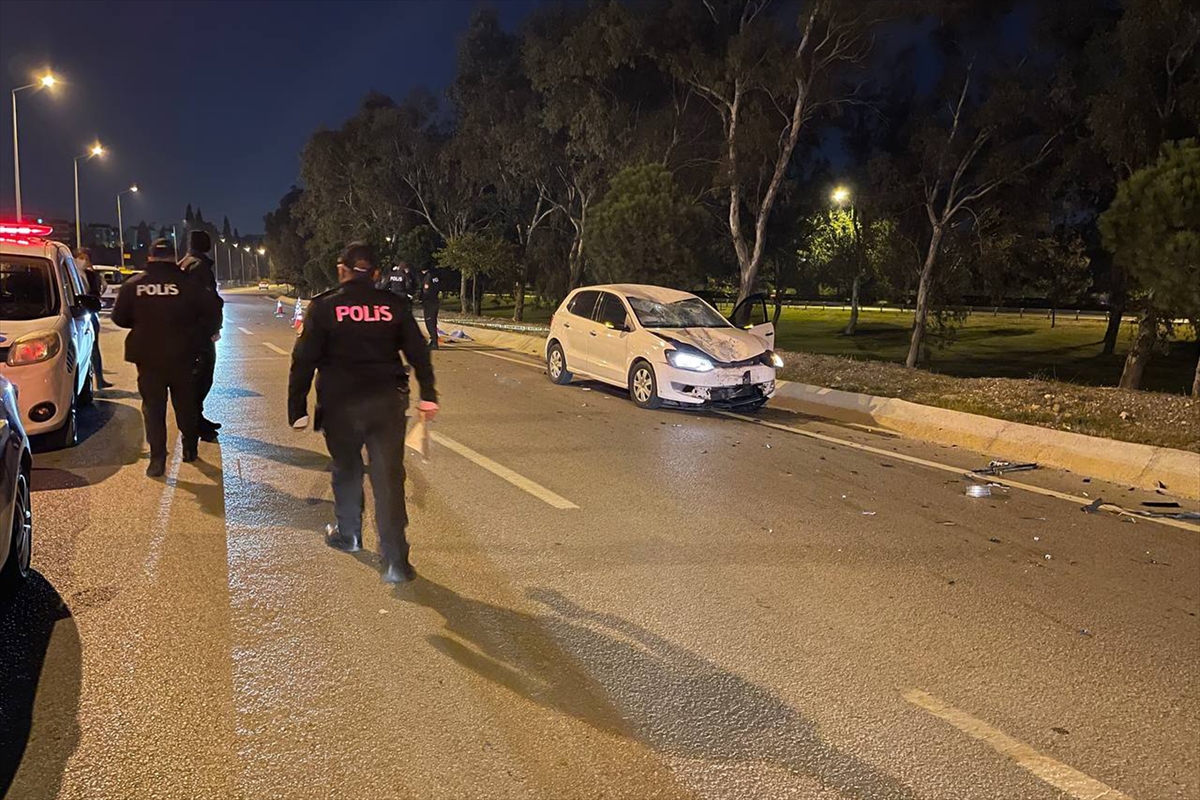 İzmir'de otomobile çarpan motosikletin sürücüsü hayatını kaybetti