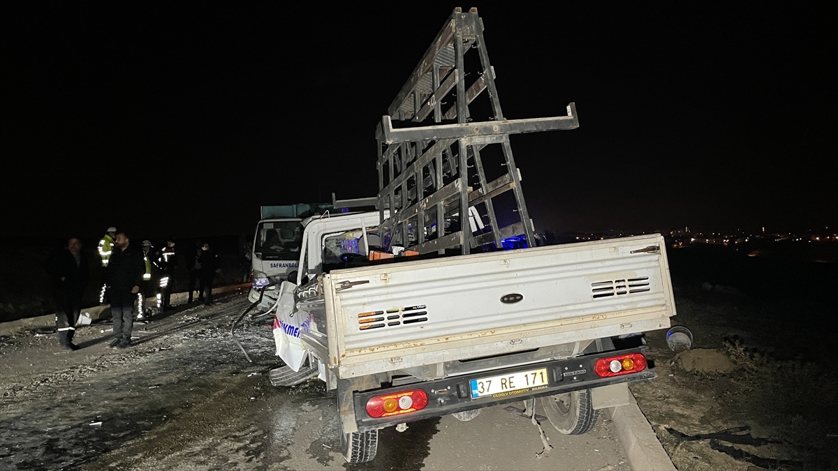 Karabük'te atık toplama kamyonu ile kamyonet çarpıştı, 3 kişi yaralandı