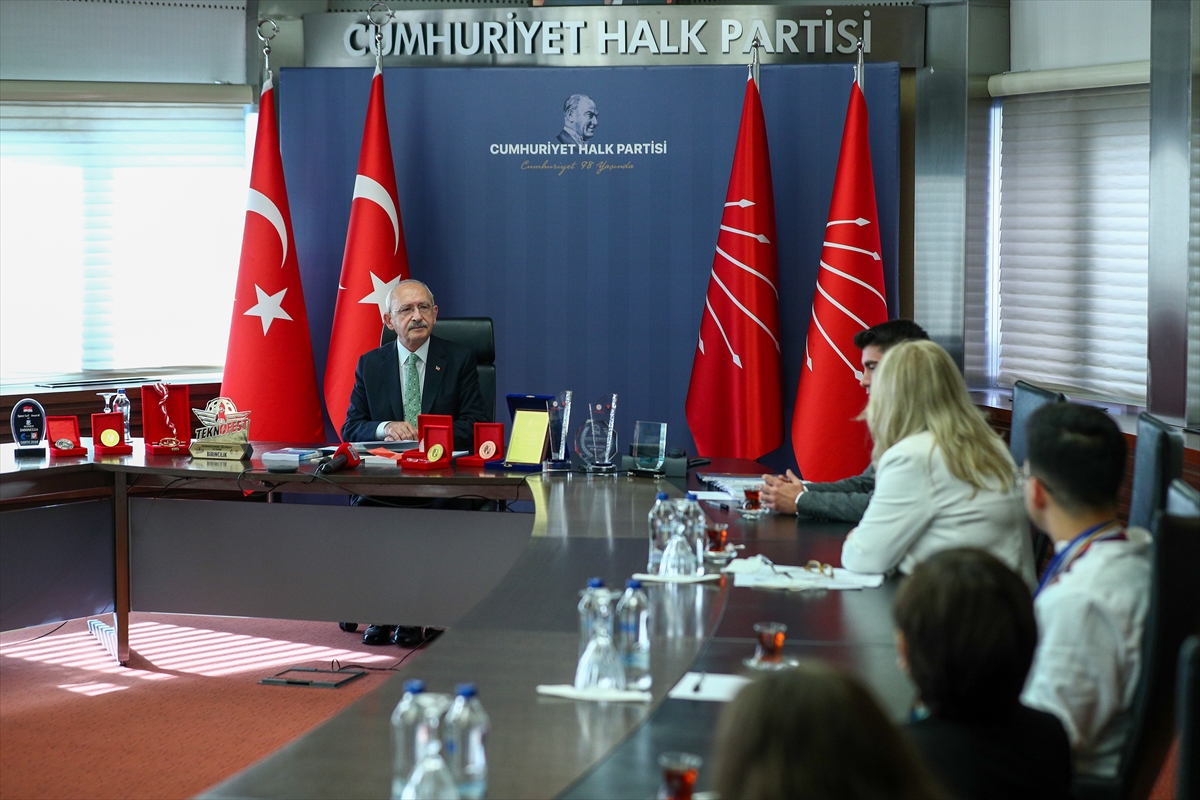Kılıçdaroğlu, Kızılçullu Bilim ve Sanat Merkezi öğrencilerini kabul etti