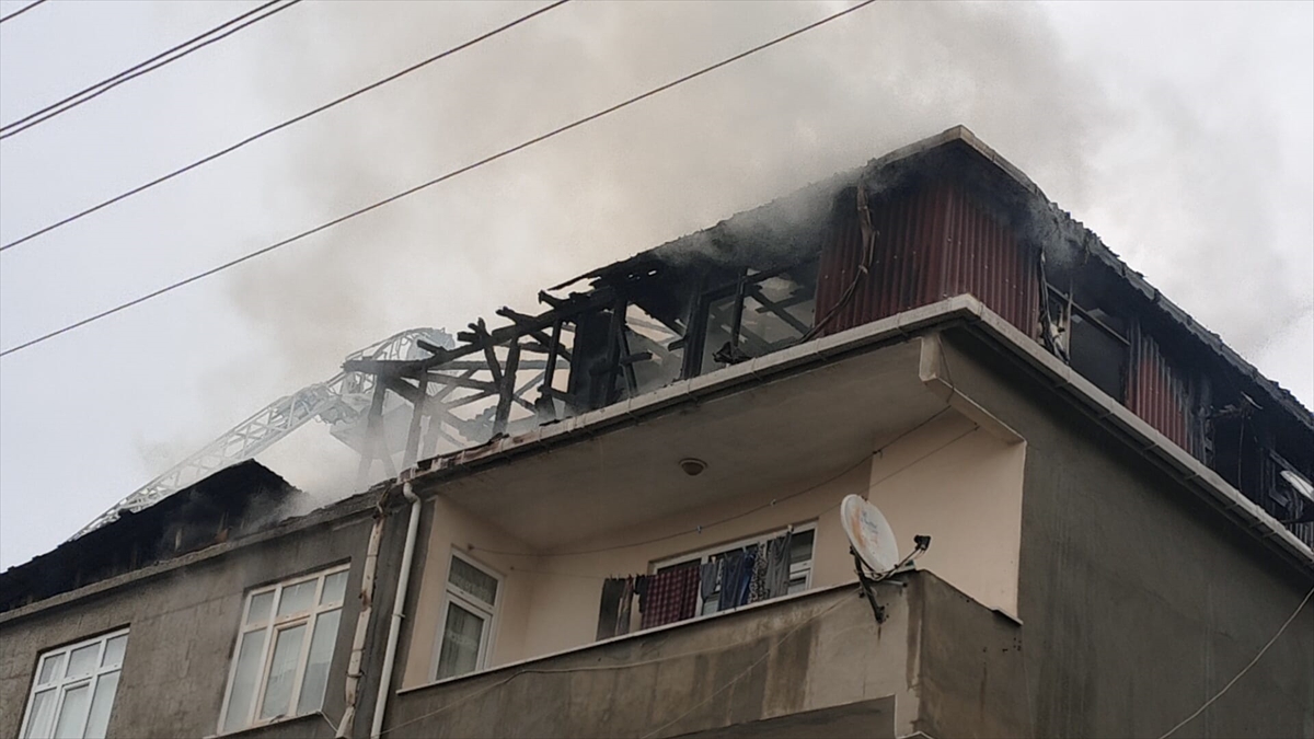 Kocaeli'de evlerinde yangın çıktığı için fenalaşan yaşlı çift ayakta tedavi edildi