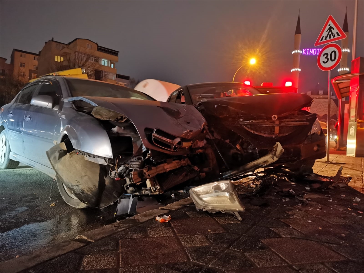 Kocaeli'de pikapla çarpışan otomobilin sürücüsü yaralandı