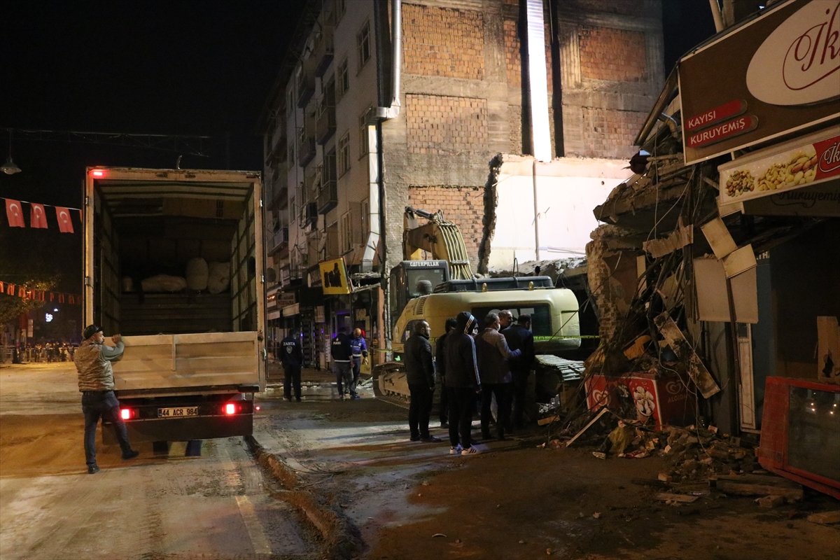 Bakan yardımcıları Çataklı ve Varank, Malatya'da binanın çökmesiyle yaralananları ziyaret etti