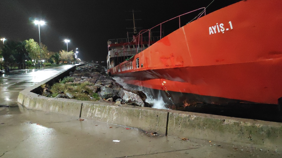 Maltepe'de karaya yaslanan Ro-Ro gemisi için önlem alındı
