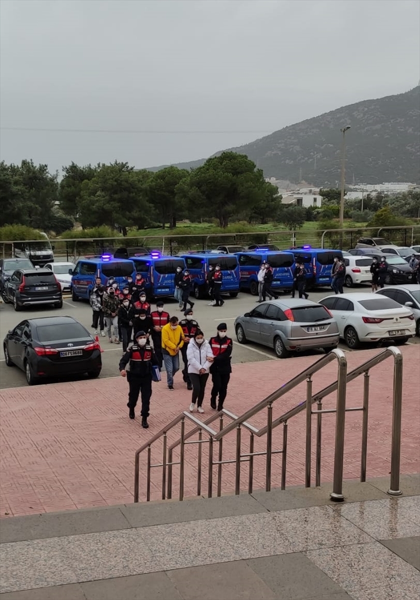 Muğla'daki “insan ticareti ve uluslararası siber dolandırıcılık” operasyonunda 27 zanlı tutuklandı