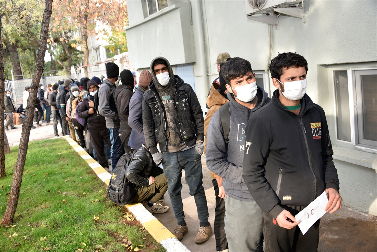 Şanlıurfa'da yurda yasa dışı yollarla giren 87 yabancı uyruklu kamyon kasasında yakalandı