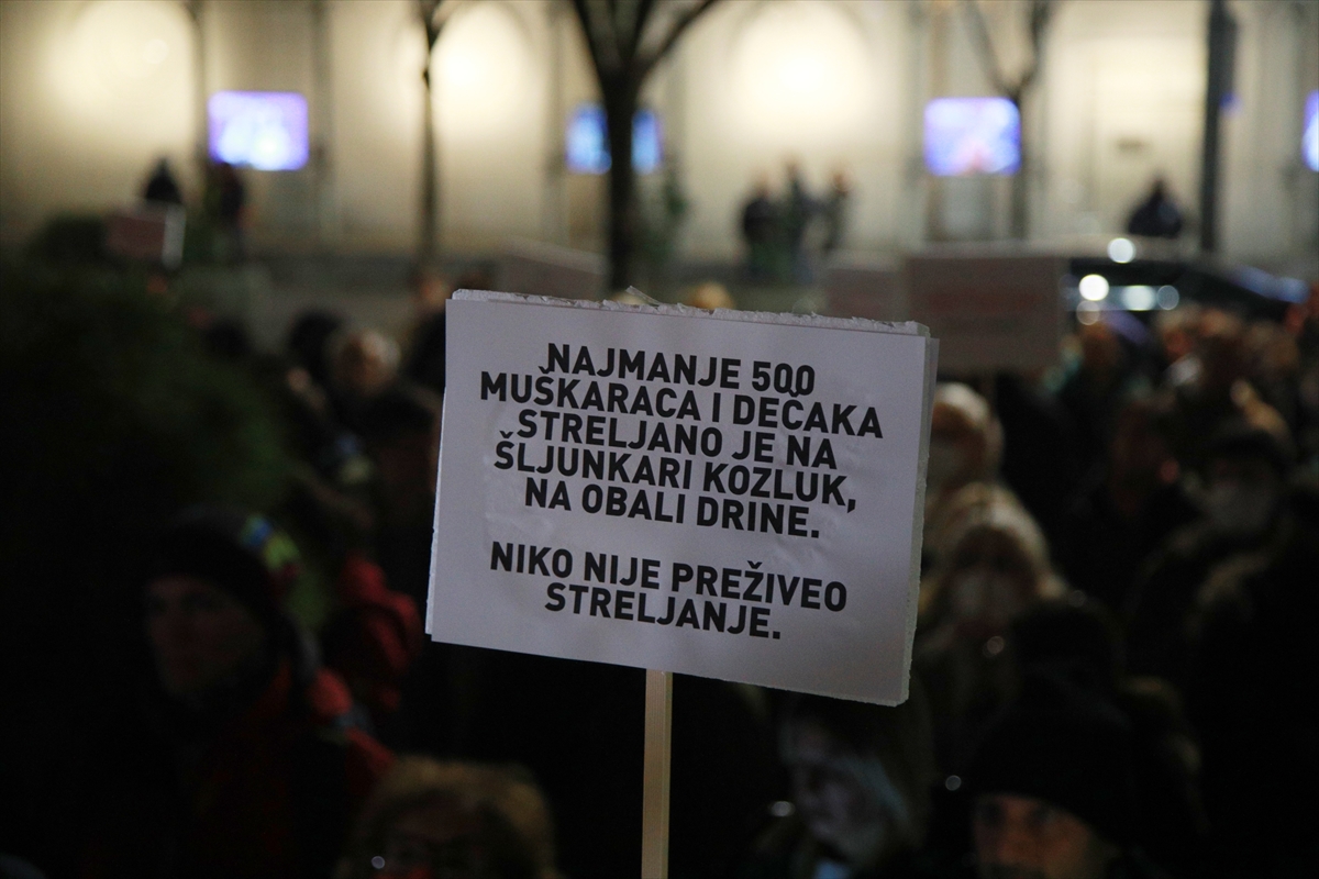 Sırbistan'da savaş suçlusu Mladic'in duvar resminin korunmasına ilişkin protestolar sürüyor