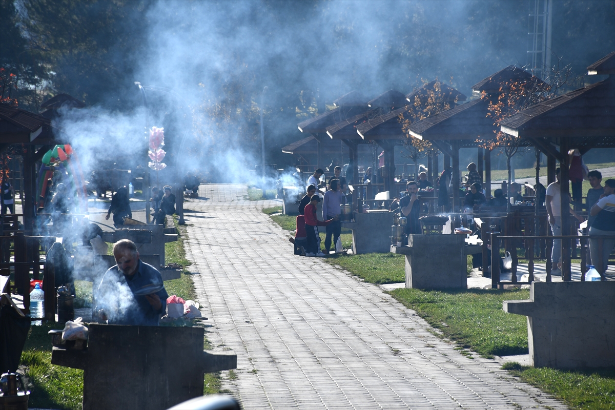 Sivas'ta “Hobbit Evleri”nin yer aldığı mesire alanında “pastırma yazı” yoğunluğu