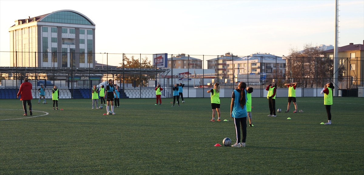 Vanlı kadın futbolcular 3. ligde şampiyonluğu hedefliyor