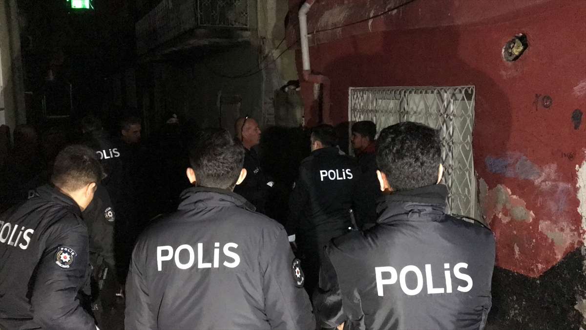 Adana'da 3 hırsızlık şüphelisinden biri yatakta, ikisi damda yakalandı