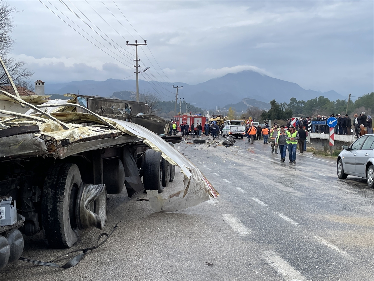 Antalya'da kamyon ile tırın çarpıştığı kazada bir kişi öldü, bir kişi yaralandı