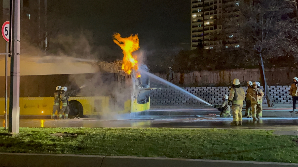 Başakşehir'de park halindeki özel halk otobüsünde yangın çıktı