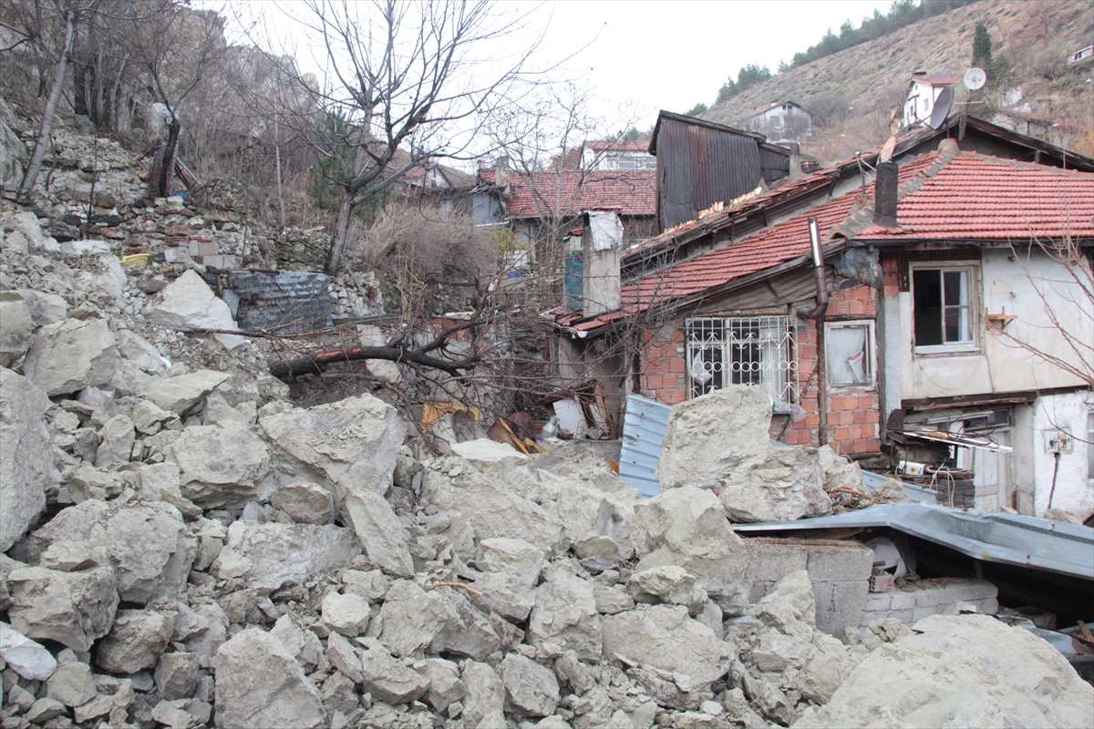 Beypazarı'nda kopan kaya parçaları bazı evlerde hasara yol açtı