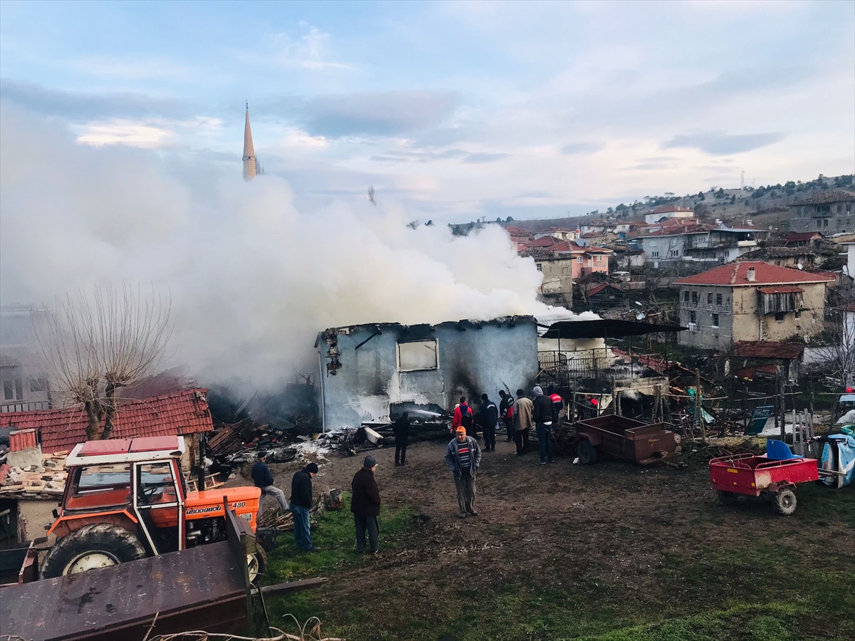 Bilecik'te karısını evlerindeki alevlerin arasından kurtaran kişi öldü