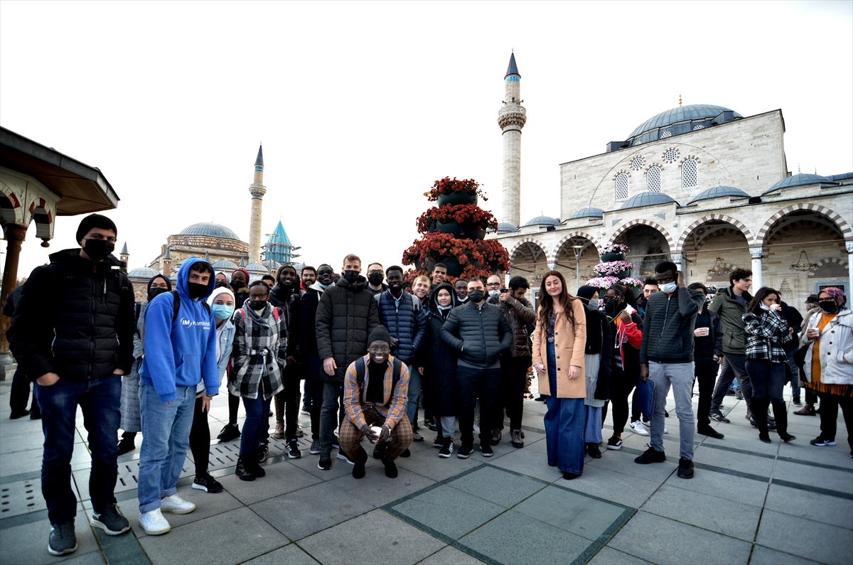 Dünyanın dört bir yanından insanlar “Mevlana kentinde” buluşuyor