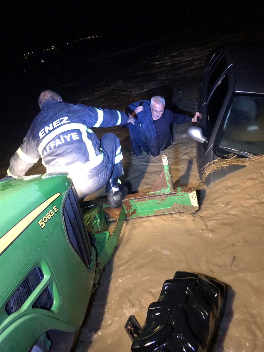 Edirne'de şiddetli yağış nedeniyle araçlarında ve evlerinde mahsur kalanlar kurtarıldı