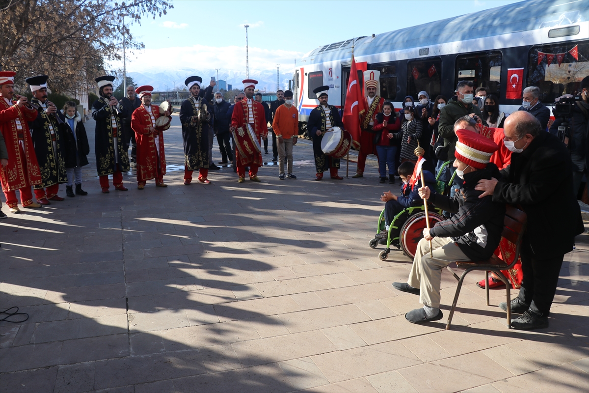 Erzincan'da engelliler ile aileleri trenle eğlence turuna çıktı