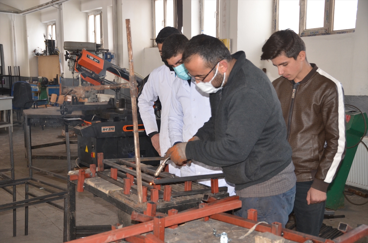 Hakkari'de okulların kütüphaneleri meslek liselilerin eliyle şekilleniyor