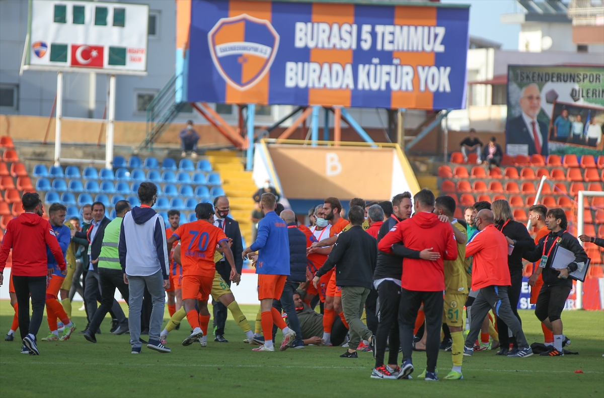 Hatay'da “barış ve kardeşlik” için güvercin uçurularak başlayan maç kavgayla bitti