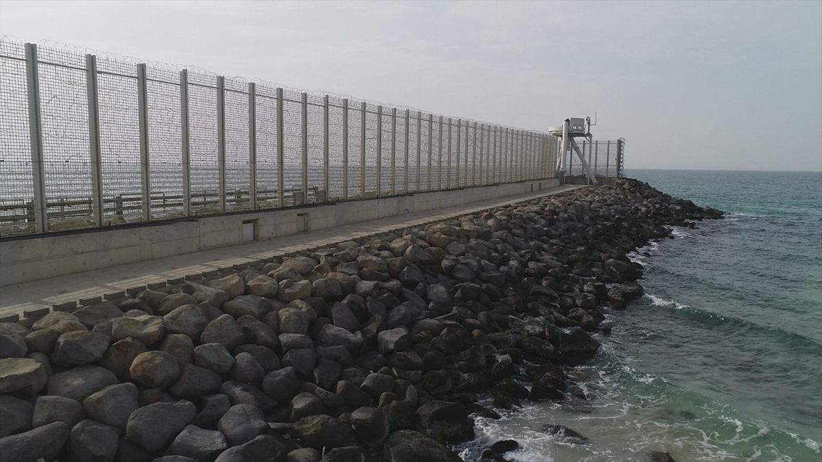 İsrail, Gazze Şeridi'nin çevresine ördüğü beton duvarı tamamladı