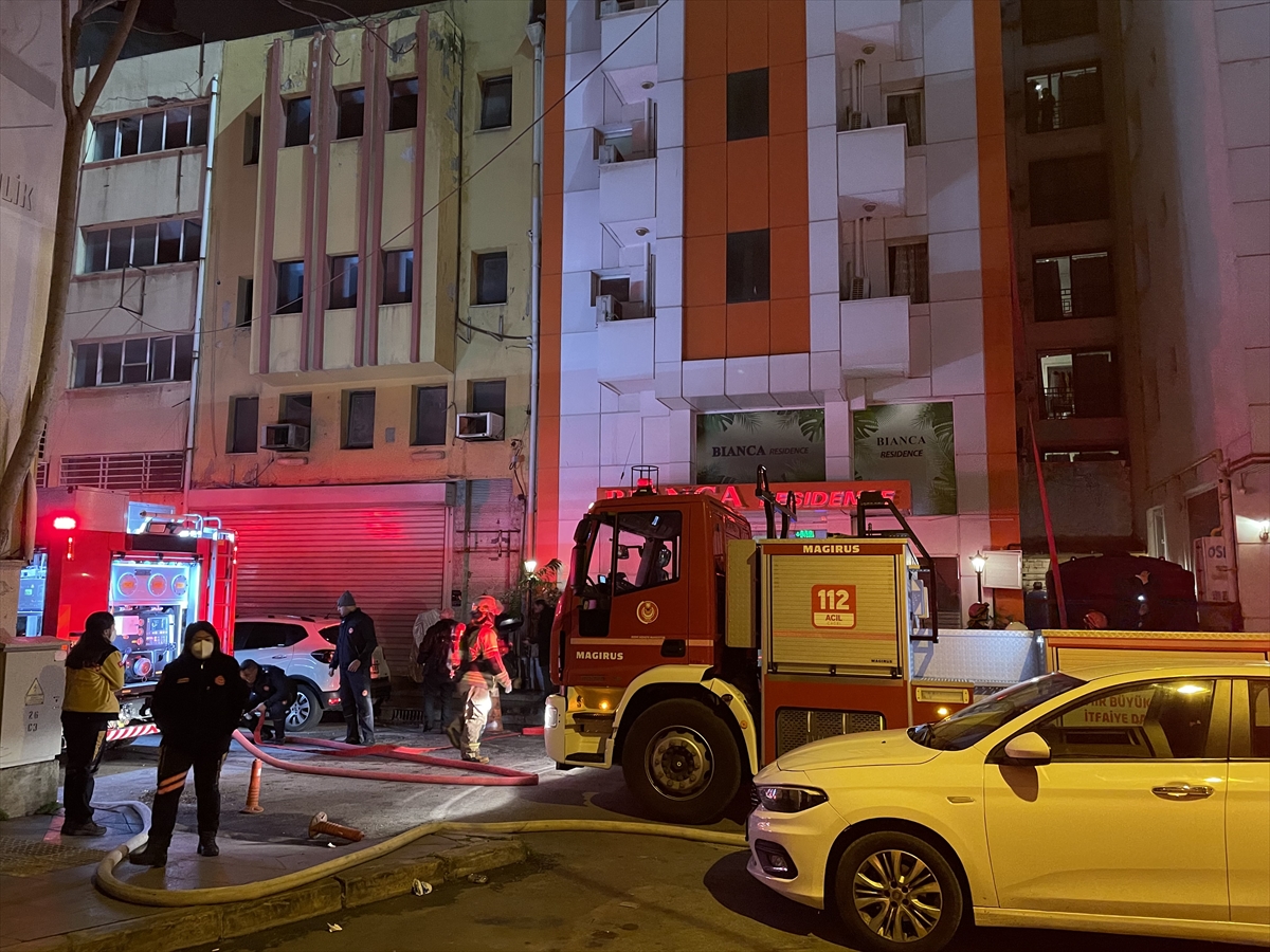 İzmir'de 5 katlı otelin çatısında çıkan yangın söndürüldü