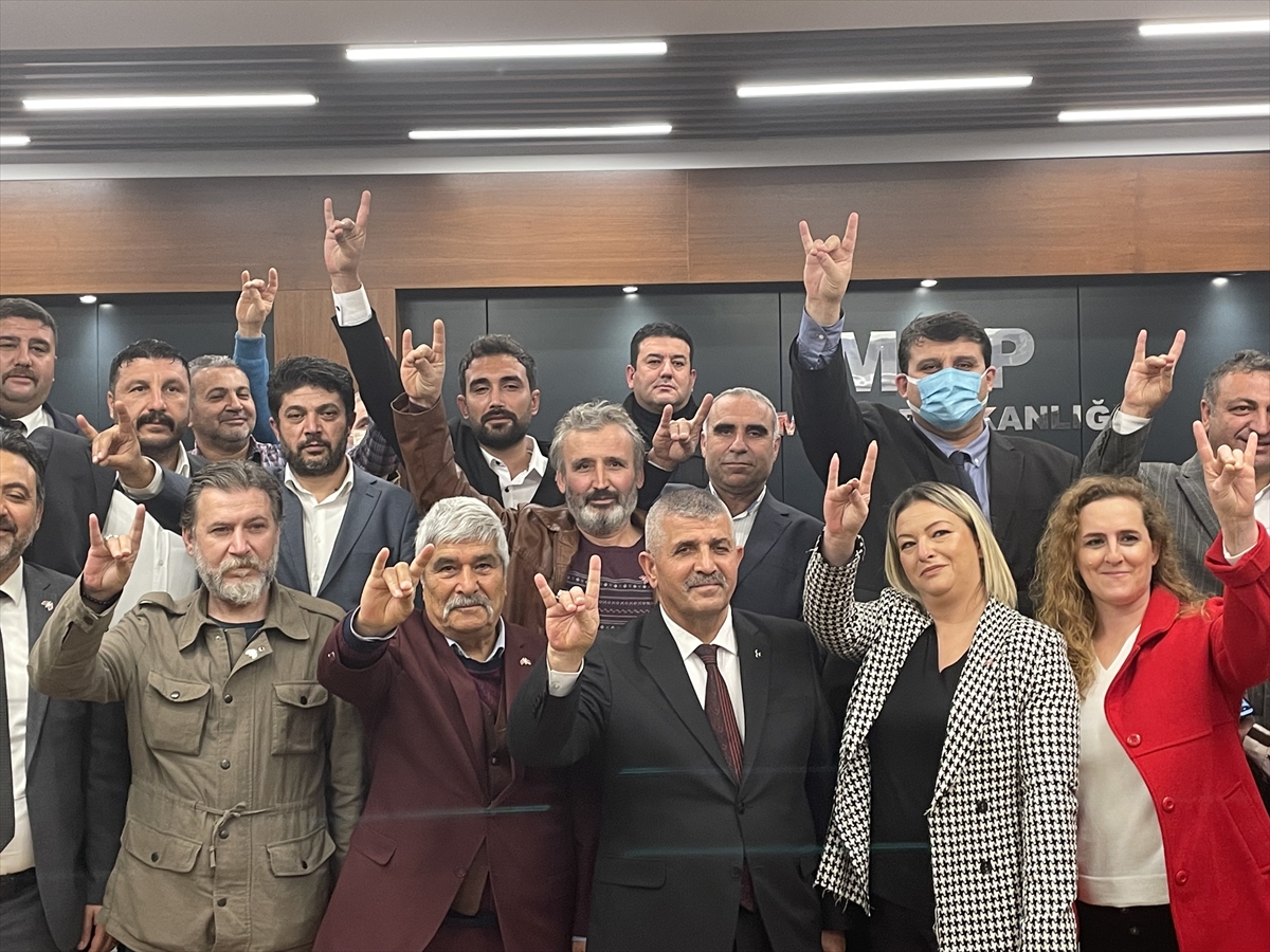 İzmir'de İYİ Parti'den istifa eden 14 kişi MHP'ye katıldı