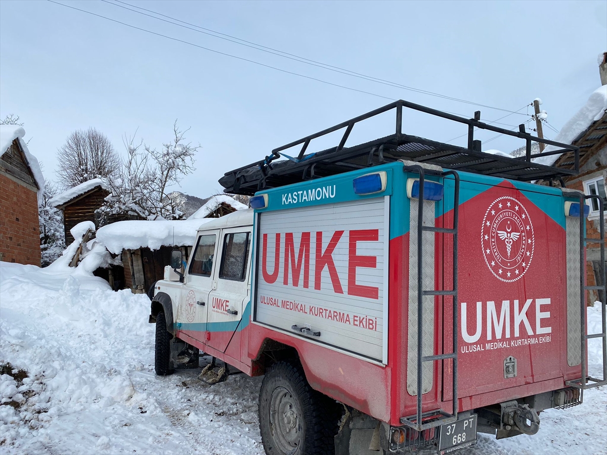 Kar nedeniyle mahsur kalan hastalar paletli ambulansla hastaneye götürüldü