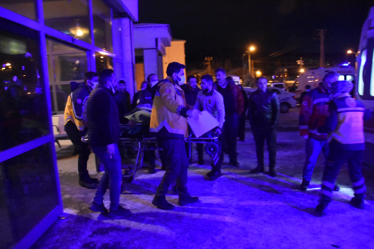 GÜNCELLEME 2 – Kars-Erzurum yolunda otobüs devrildi, 4 kişi öldü, 18 kişi yaralandı