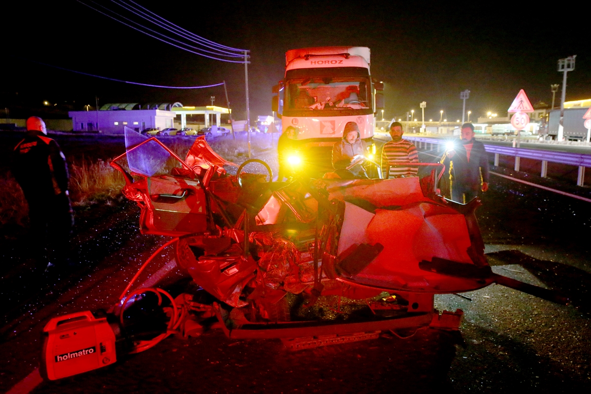 Kayseri'de trafik kazasında karı koca yaşamını yitirdi, çocukları yaralandı