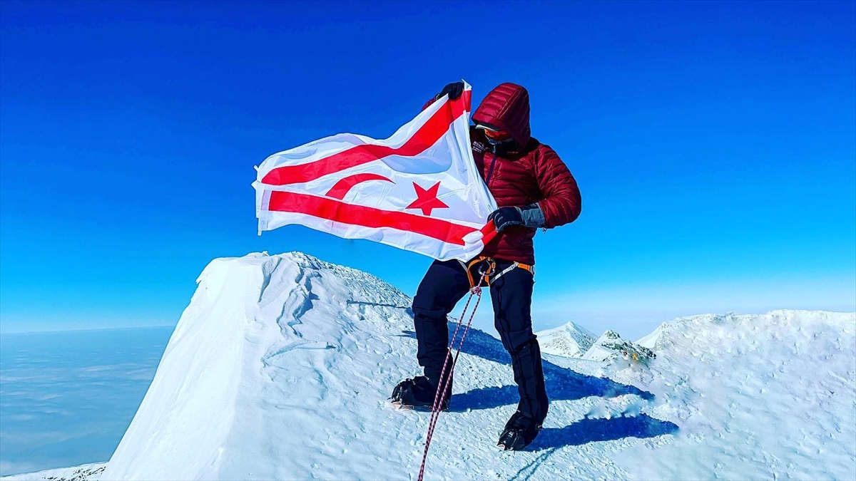 Kıbrıs Türkü dağcı Uzun, KKTC bayrağını Antarktika'nın zirvesine dikti