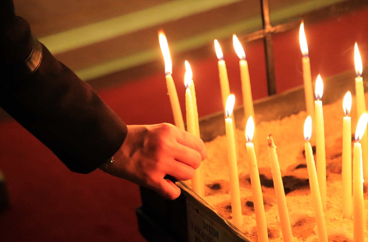 Mersin'de Katolik kilisesinde Noel ayini yapıldı