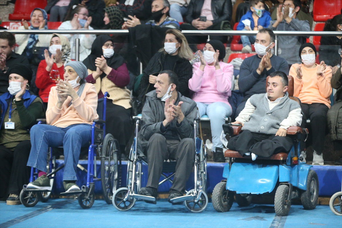 Metin Şentürk Düzce'de engelli bireyler için konser verdi