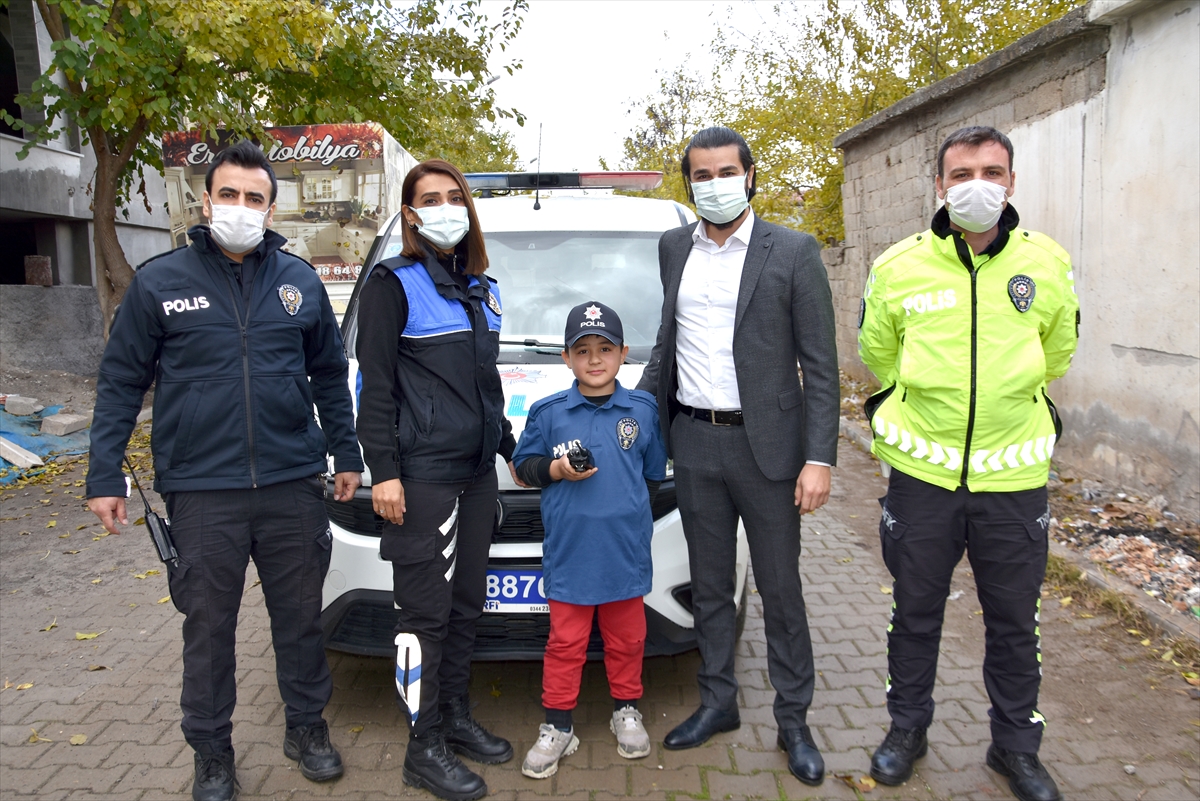 Polislik hayali kuran kas hastası minik Seydihan'ı ilçe emniyet müdürü sevindirdi