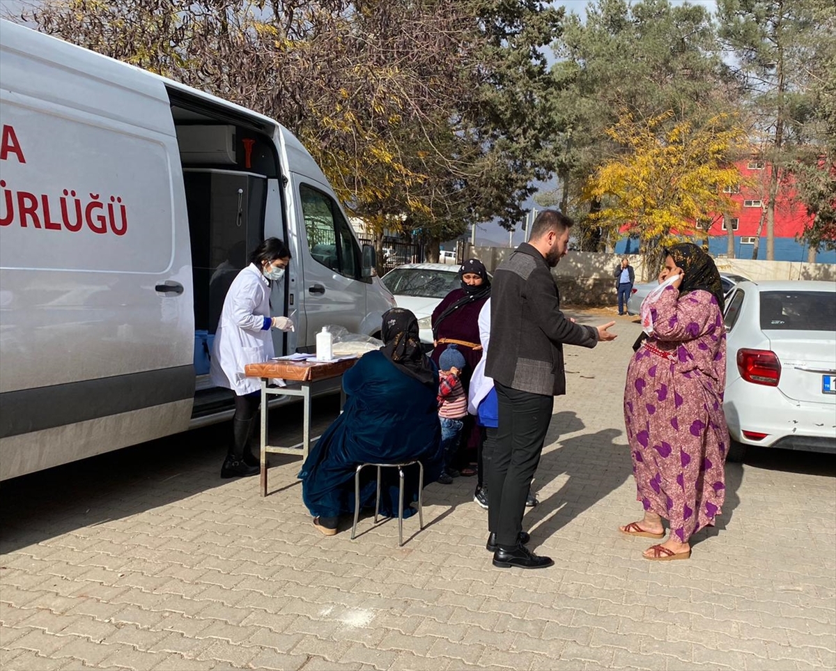 Şanlıurfa'da mobil ekipler hasta ve yaşlılara aşılarını yapıyor