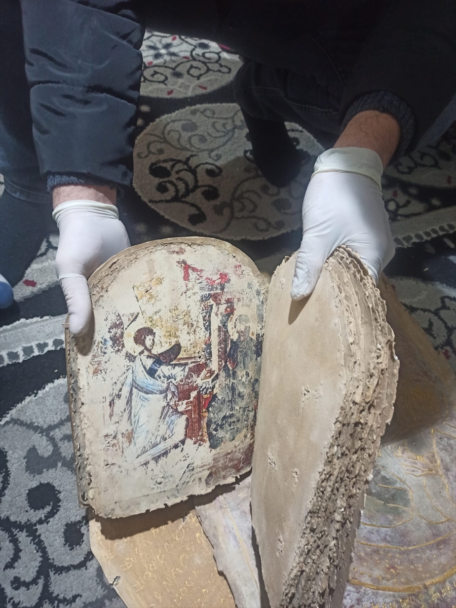 Şanlıurfa'da Roma dönemine ait olduğu değerlendirilen kitap ve eser bulundu