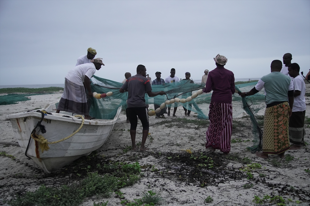 Ummanlı balıkçılar yıllardır süregelen gelenekleriyle denizlerde nasibini arıyor