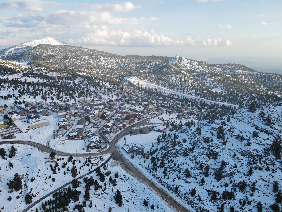 Adana'da kar yağışıyla beyaza bürünen Kızıldağ Yaylası'na ziyaretçi ilgisi